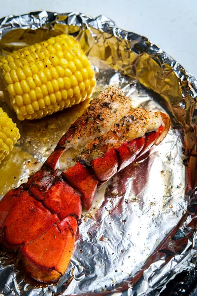 意大利海鲜烤龙虾尾巴与玉米在玉米芯上 — 图库照片