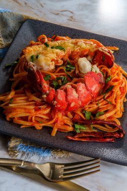Tavada kızartılmış İtalyan ıstakozu kuyruğu fra diavolo linguine