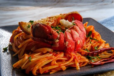 Tavada kızartılmış İtalyan ıstakozu kuyruğu fra diavolo linguine