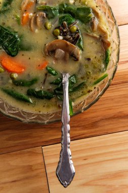 Kremalı mantar ve ıspanaklı ve bezelyeli pirinç çorbası.