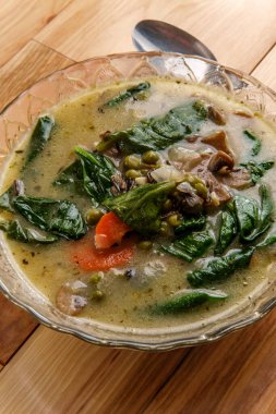 Kremalı mantar ve ıspanaklı ve bezelyeli pirinç çorbası.