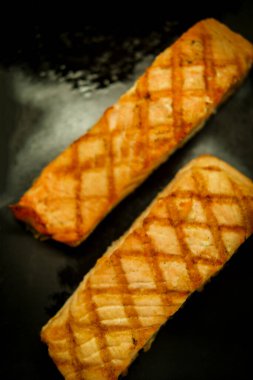 Yerel pazarda ızgara pembe somon.