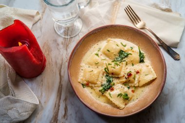 Toskana kremalı soslu peynirli ravioli ıspanaklı ve ezilmiş kırmızı biberli.