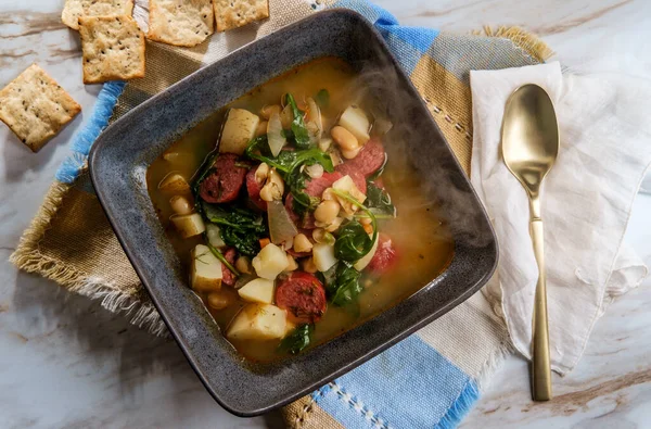 Poolse Kielbasa Bonensoep Met Aardappelen Arugula Geserveerd Met Meergranen Crackers — Stockfoto