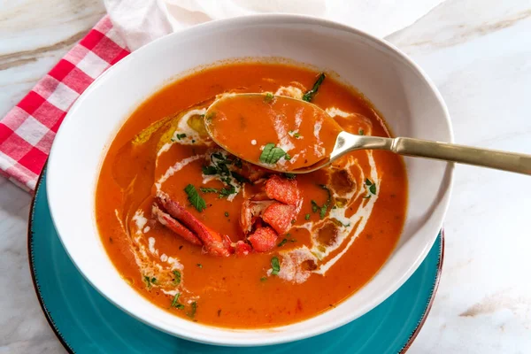 Frische Scharfe Hummerkekse Französische Suppe Mit Schwerer Sahne Und Olivenöltröpfchen — Stockfoto