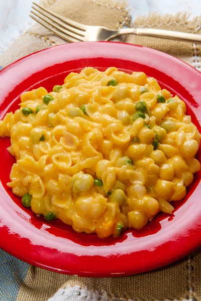 Heerlijke Schelp Macaroni Cheddar Kaas Met Zoete Groene Erwten — Stockfoto