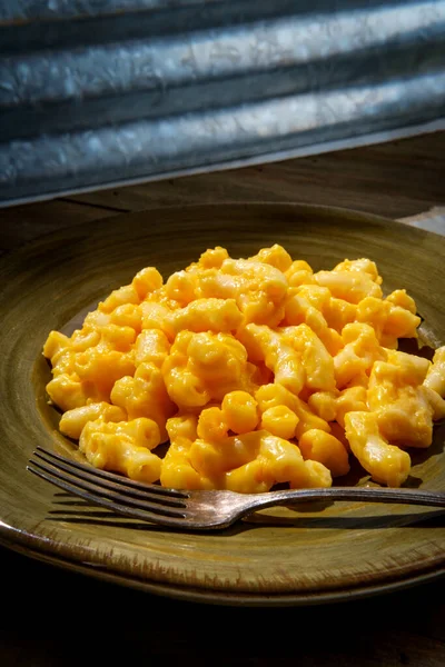 Heerlijke Macaroni Kaas Houten Tafel Met Dramatische Donkere Humeurige Verlichting — Stockfoto