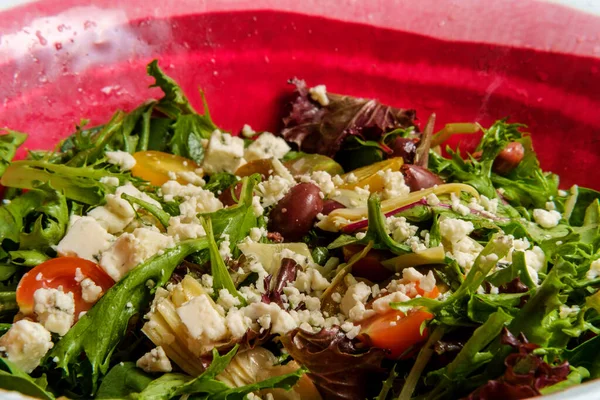 Ensalada Mediterránea Queso Azul Con Tomates Multicolores Aceitunas Kalamata Corazones — Foto de Stock