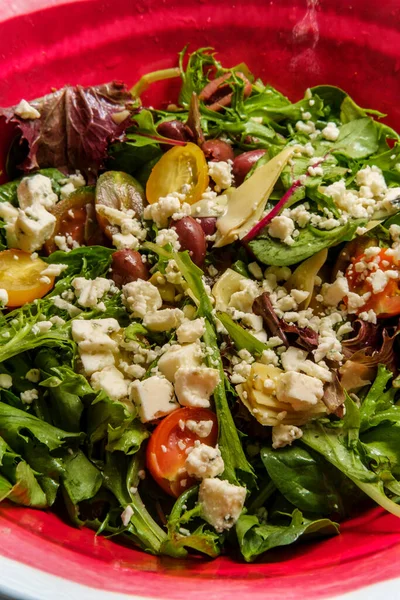 Blauschimmelkäse Mediterraner Salat Mit Bunten Tomaten Kalamata Oliven Und Artischockenherzen — Stockfoto