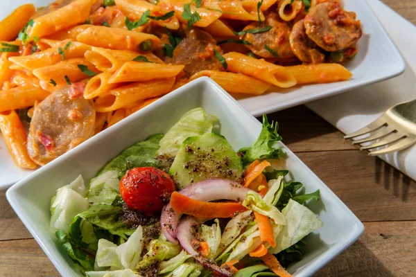 Penne Alla Vodka Salsa Alla Panna Rosa Con Salsiccia Piccante — Foto Stock