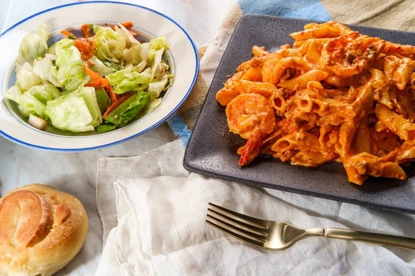 Cena Italiana Penne Gamberetti Coda Alla Vodka Con Pancetta Insalata — Foto Stock