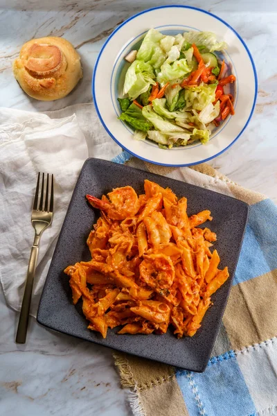 Cena Italiana Cola Camarones Penne Allá Vodka Con Tocino Una — Foto de Stock