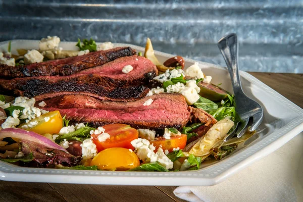 Blue Cheese Steak Salad Cooked Rare Kalamata Olives Artichoke Hearts — Stock Photo, Image