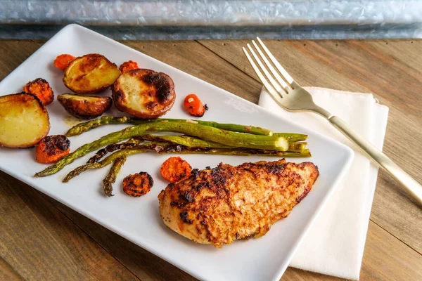 Onion Crusted Baked Chicken Breast Grilled Asparagus Carrots New Potatoes — Stock Photo, Image