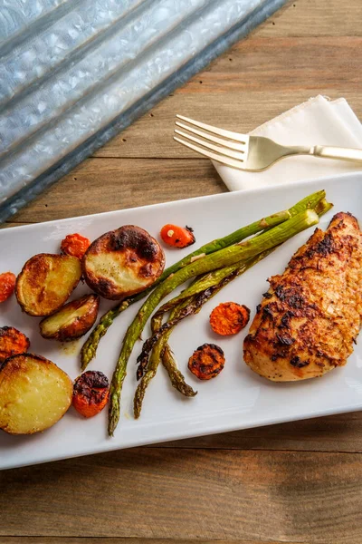 Onion Crusted Baked Chicken Breast Grilled Asparagus Carrots New Potatoes — Stock Photo, Image