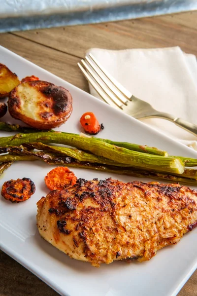 Onion Crusted Baked Chicken Breast Grilled Asparagus Carrots New Potatoes — Stock Photo, Image