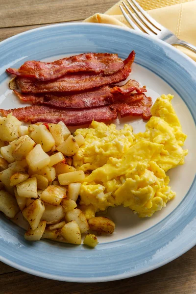美国的早餐食品 用家庭薯条和脆咸肉搅拌鸡蛋 — 图库照片
