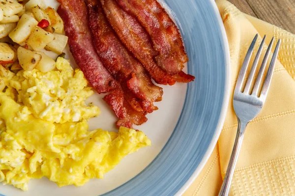 Amerykańskie Śniadanie Jedzenie Jajecznica Domu Frytki Chrupiący Bekon — Zdjęcie stockowe