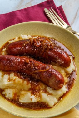 İngiliz sosisi, püre sosis ve soğan soslu patates püresi.