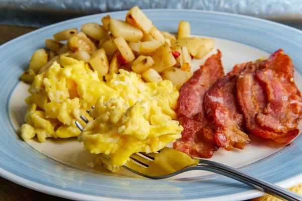 美国的早餐食品 用家庭薯条和脆咸肉搅拌鸡蛋 — 图库照片