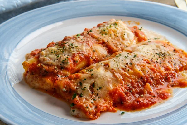 Piatto Pasta Forno Italiano Americano Manicotti Ripieni Tavolo Cucina Legno — Foto Stock