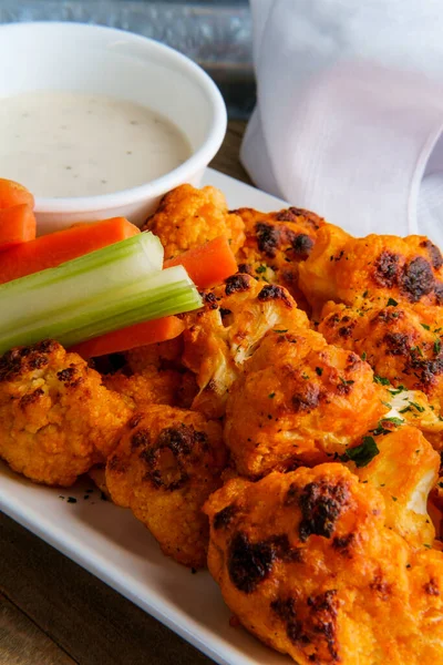 Vegetarian Cauliflower Buffalo Wings Served Blue Cheese Dipping Sauce Sliced — Stock Photo, Image