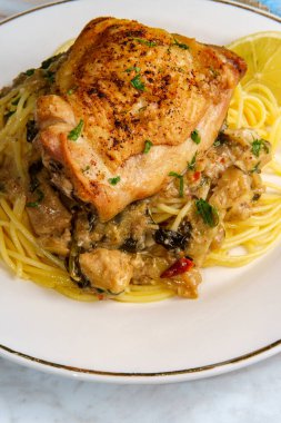 Kremalı ıspanaklı enginar soslu tavuk budu.