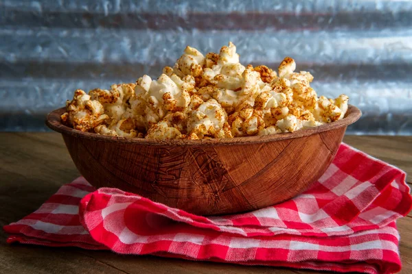 Przyprawiony Pikantny Popcorn Podawany Drewnianej Misce Rustykalnym Stole Kuchennym — Zdjęcie stockowe