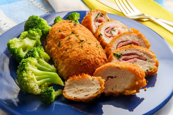 Κοτόπουλο Cordon Bleu Σερβίρεται Μπρόκολο Στον Ατμό — Φωτογραφία Αρχείου