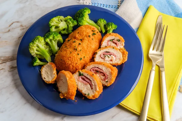 Pollo Cordón Bleu Servido Con Brócoli Vapor — Foto de Stock