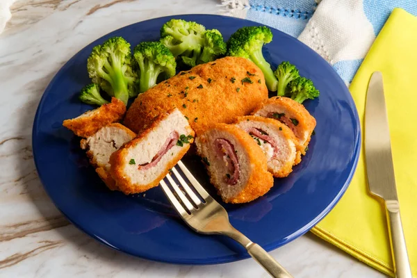 Pollo Cordón Bleu Servido Con Brócoli Vapor — Foto de Stock