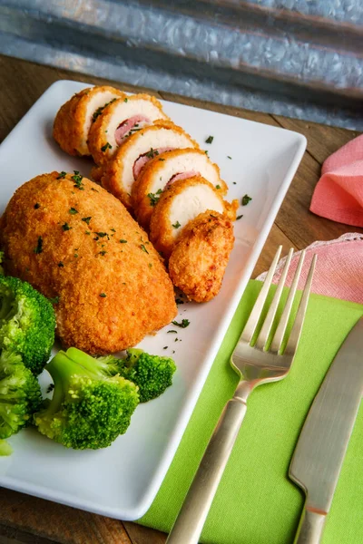 Pollo Cordón Bleu Servido Con Brócoli Vapor — Foto de Stock