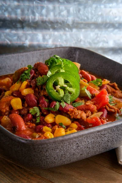 Chorizo Worst Chili Con Carne Diner Gegarneerd Met Gesneden Jalapeno — Stockfoto