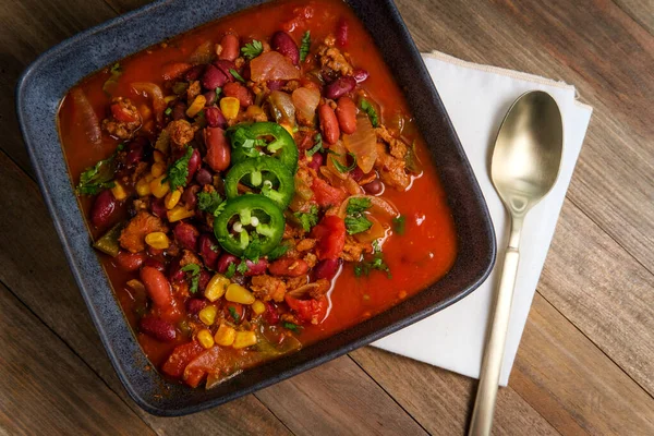 Chorizo Worst Chili Con Carne Diner Gegarneerd Met Gesneden Jalapeno — Stockfoto