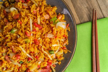 Çin pilavı ve ahşap çubuklar.