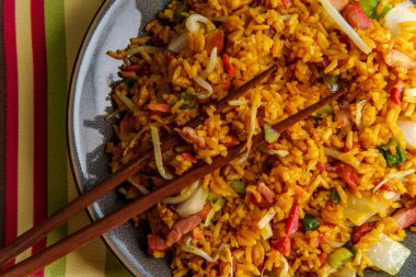 Çin pilavı ve ahşap çubuklar.