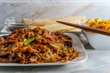 Çin yemeği Moo shu domuz eti ve Mandarin krep ambalajı ve soya fasulyesi sosu.