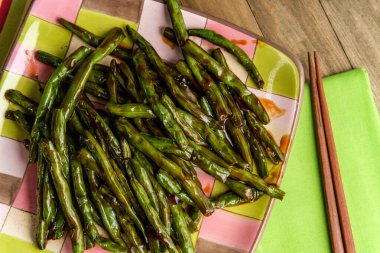 Çin baharatlı sarımsaklı fasulye ve pirzola.