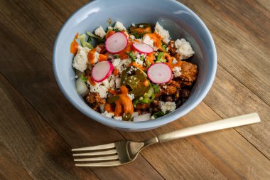 Meksika sucuklu siyah fasulye salatası queso fresco jalapenos ve chipotle salsa cremosa