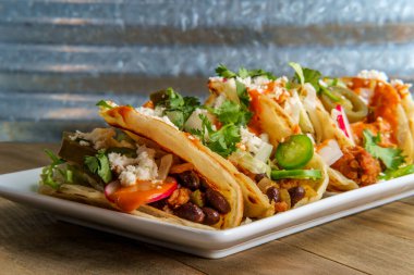 Meksika sucuklu siyah fasulyeli taco queso fresco jalapenos ve chipotle salsa cremosa.