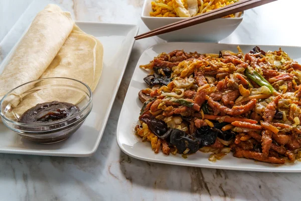 Cibo Cinese Moo Shu Maiale Con Involucri Pancake Mandarino Salsa — Foto Stock