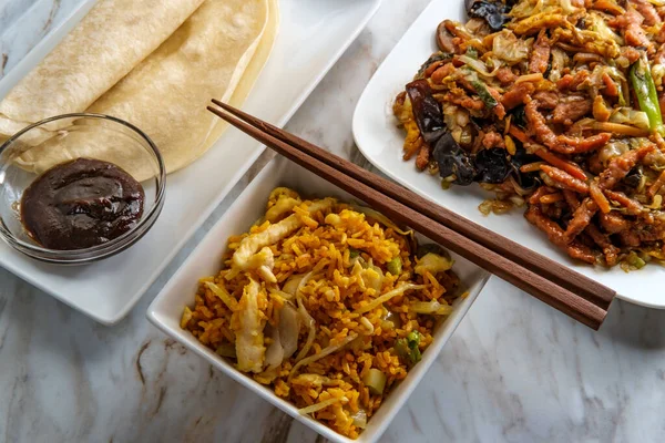Chińskie Jedzenie Moo Shu Wieprzowina Mandaryńskim Naleśniki Opakowań Hoisin Czarny — Zdjęcie stockowe