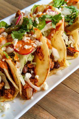 Meksika sucuklu siyah fasulyeli taco queso fresco jalapenos ve chipotle salsa cremosa.