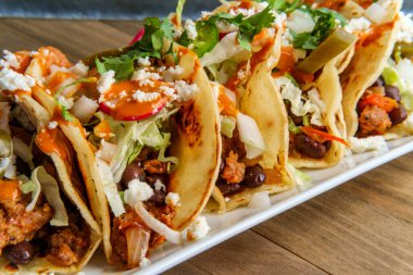 Meksika sucuklu siyah fasulyeli taco queso fresco jalapenos ve chipotle salsa cremosa.