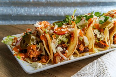 Meksika sucuklu siyah fasulyeli taco queso fresco jalapenos ve chipotle salsa cremosa.