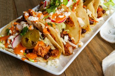 Meksika sucuklu siyah fasulyeli taco queso fresco jalapenos ve chipotle salsa cremosa.