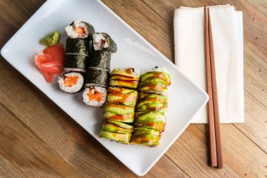 Yılanbalığı avacado ejderha sarması ve wasabi ve zencefilli somon sarması.