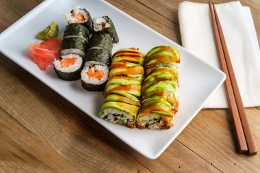 Yılanbalığı avacado ejderha sarması ve wasabi ve zencefilli somon sarması.