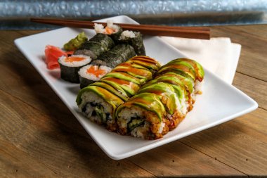 Yılanbalığı avacado ejderha sarması ve wasabi ve zencefilli somon sarması.