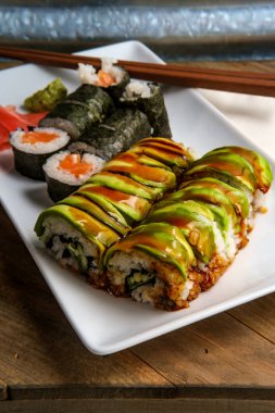 Yılanbalığı avacado ejderha sarması ve wasabi ve zencefilli somon sarması.